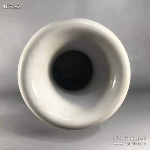 大清康熙年制粉彩花鸟图棒槌瓶一对,开口外撇
